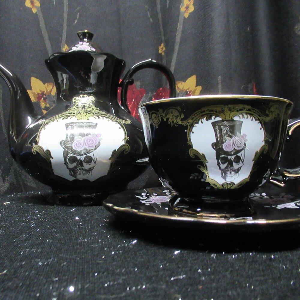 Elegant Skull Tea Set (Teapot, Cup and Saucer) - Picture 2 of 12